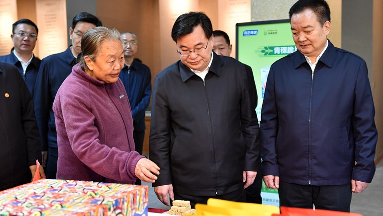 西藏·甘肃工作座谈会在拉萨进行，两省区辅导莅临IM电竞青稞调查